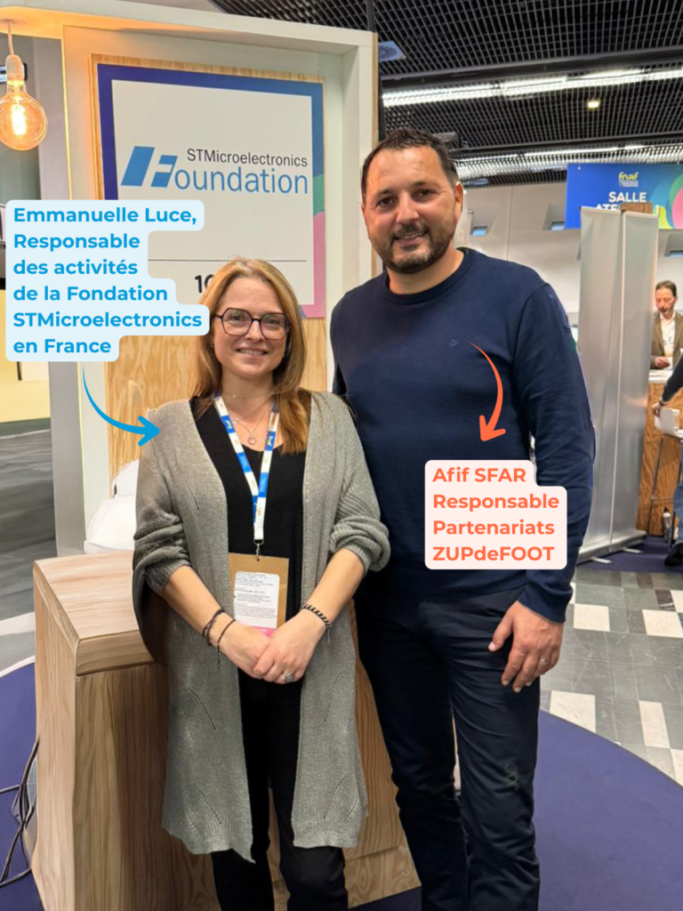Emmanuelle LUCE et Afif SFAR qui posent dans la caméra au salon FNAF pour officialiser le partenariat entre STMicroelectronics Foundation et ZUPdeCO